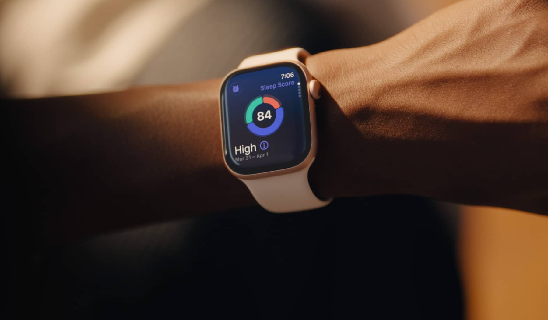 Apple Watch Series 11 đeo trên cổ tay hiển thị Sleep Score