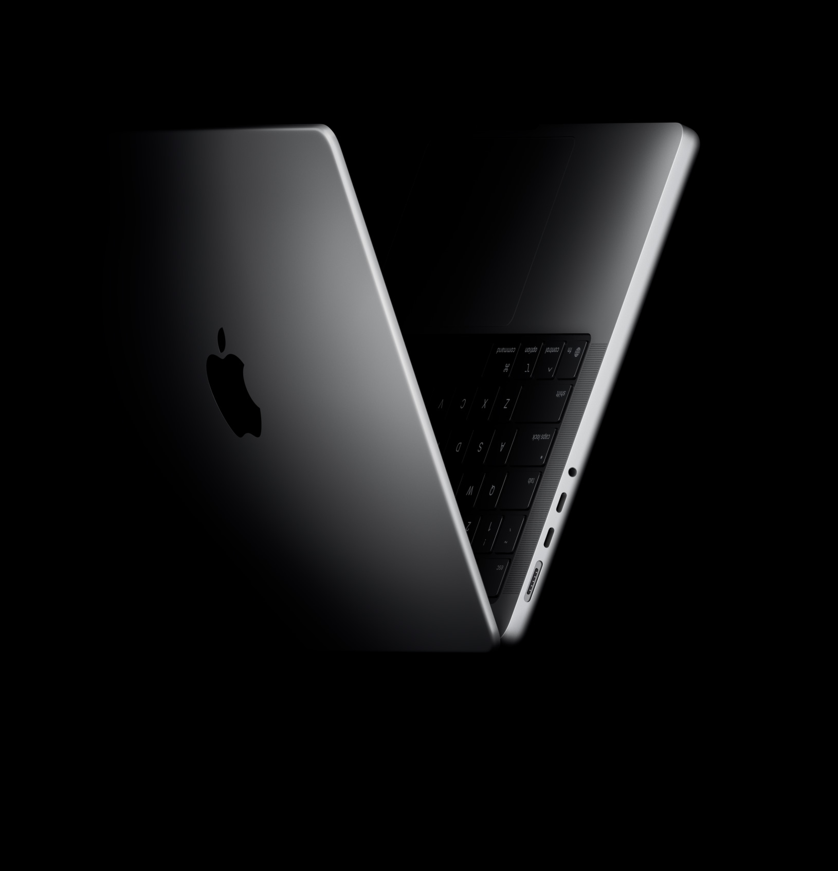 MacBook Pro 14 inch M5 Pro nhìn từ góc nghiêng, mở nắp hình chữ V
