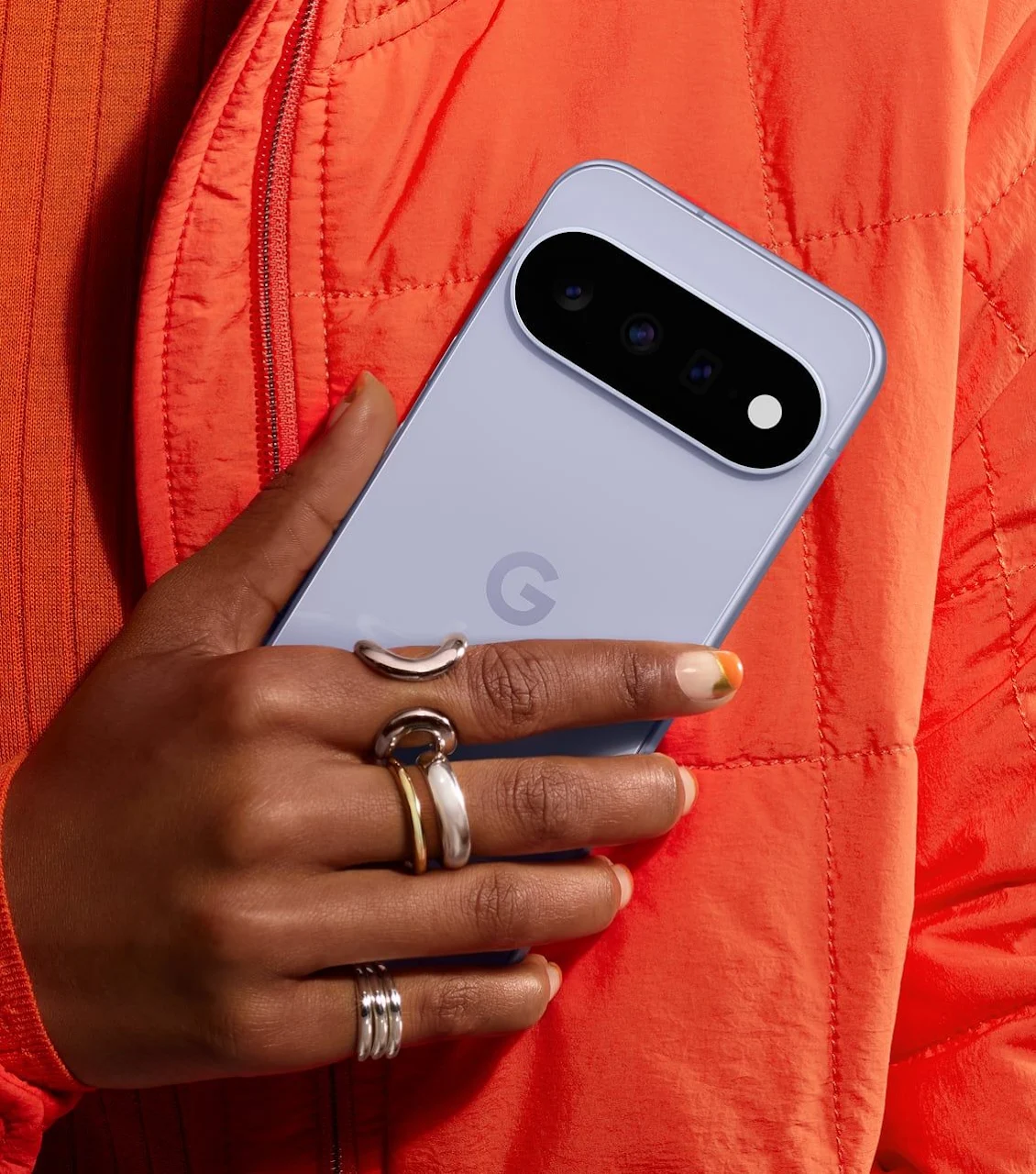 Google Pixel 11 màu Frost được cầm trên tay