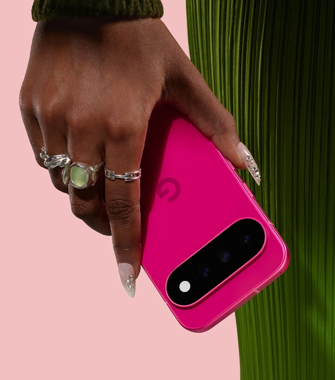 Google Pixel 11 màu Hibiscus được cầm trên tay