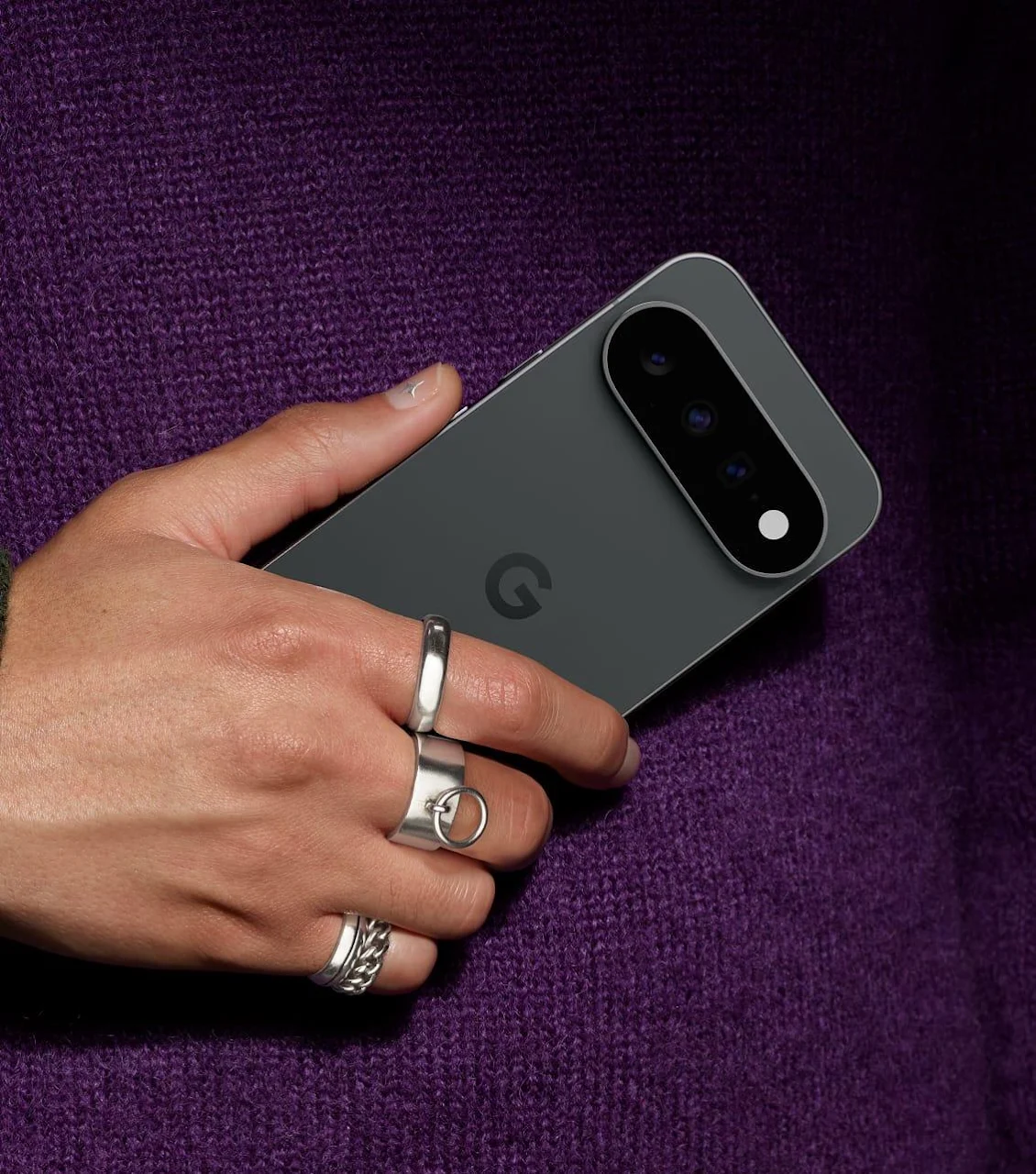 Google Pixel 11 màu Obsidian được cầm trên tay
