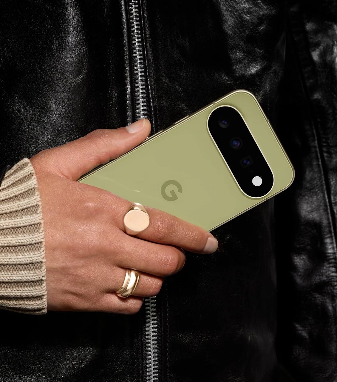 Google Pixel 11 màu Pistachio được cầm trên tay