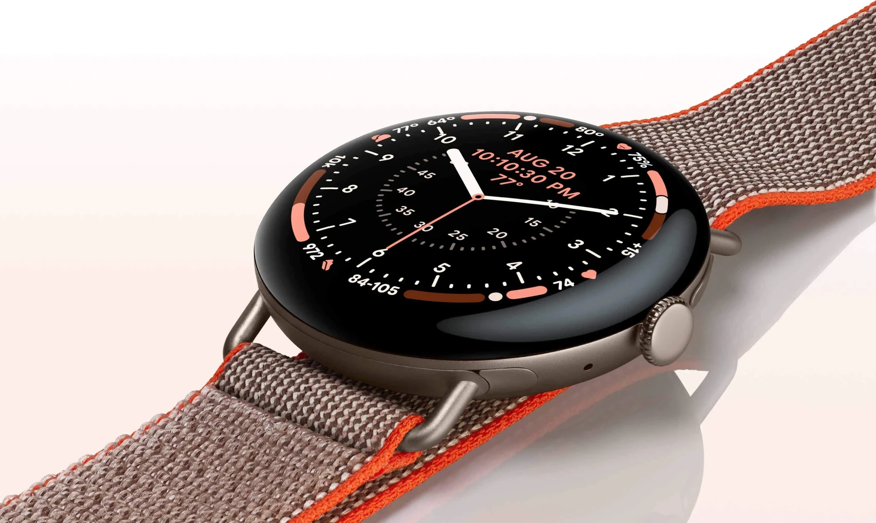Google Pixel Watch 5 nhìn nghiêng với màn hình tròn và dây đeo thể thao